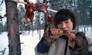 Nenets-reindeer-herdswoma-014